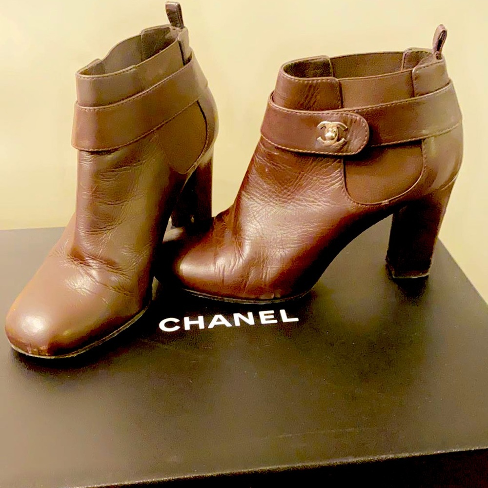 Chanel Brown Leather Ankle Boots with interlocking CC lock, size 39/9